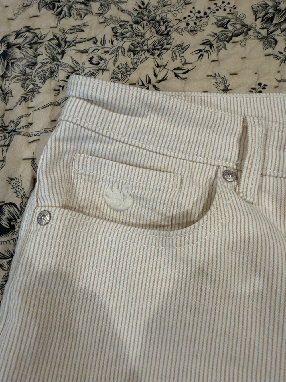 Gloria Vanderbilt creme Cropped Straight-Leg pants with Hem Buttons pin striped - Picture 3 of 5